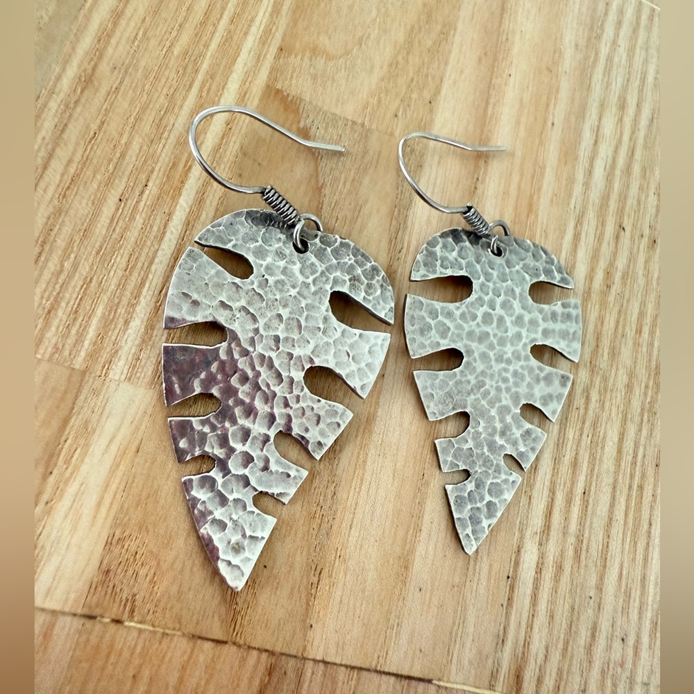 925 sterling silver hammered monstera tropical leaf dangle earrings